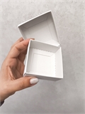 Коробка 7х7х3 см белая самосборная с тиснением логотипа 773_white_T